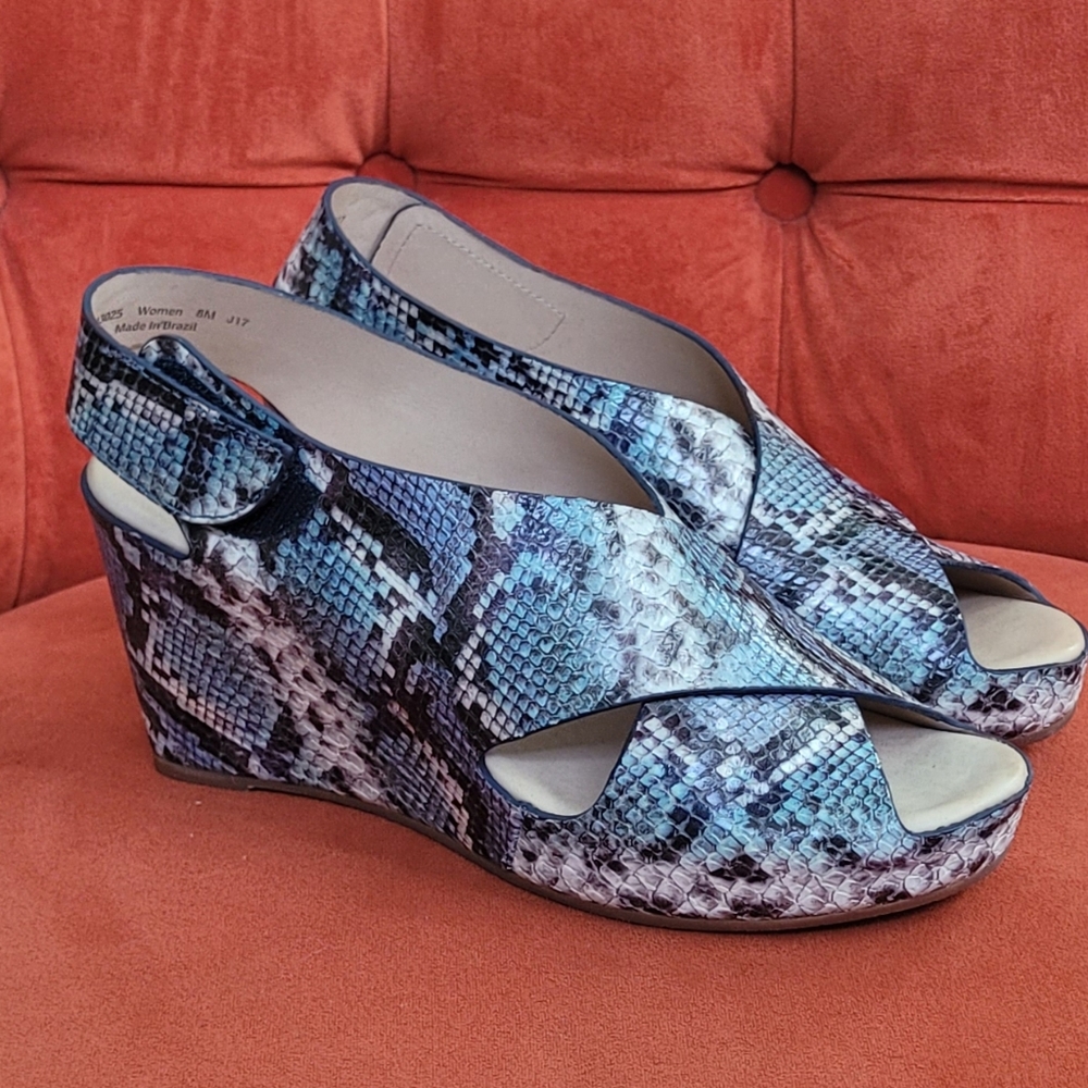 Johnston & Murphy 'Tori' Wedge Sandal In Snake Print Blue 8m